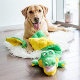 Outward Hound Squeaker Matz Squeaky Dog Toy – Interactivo Cuddly Gator suave juguete para perros – resistente y duradero peluche esponjoso juguete para mascotas impresionantes, Lagarto, Ginormous Gator, Ginormous